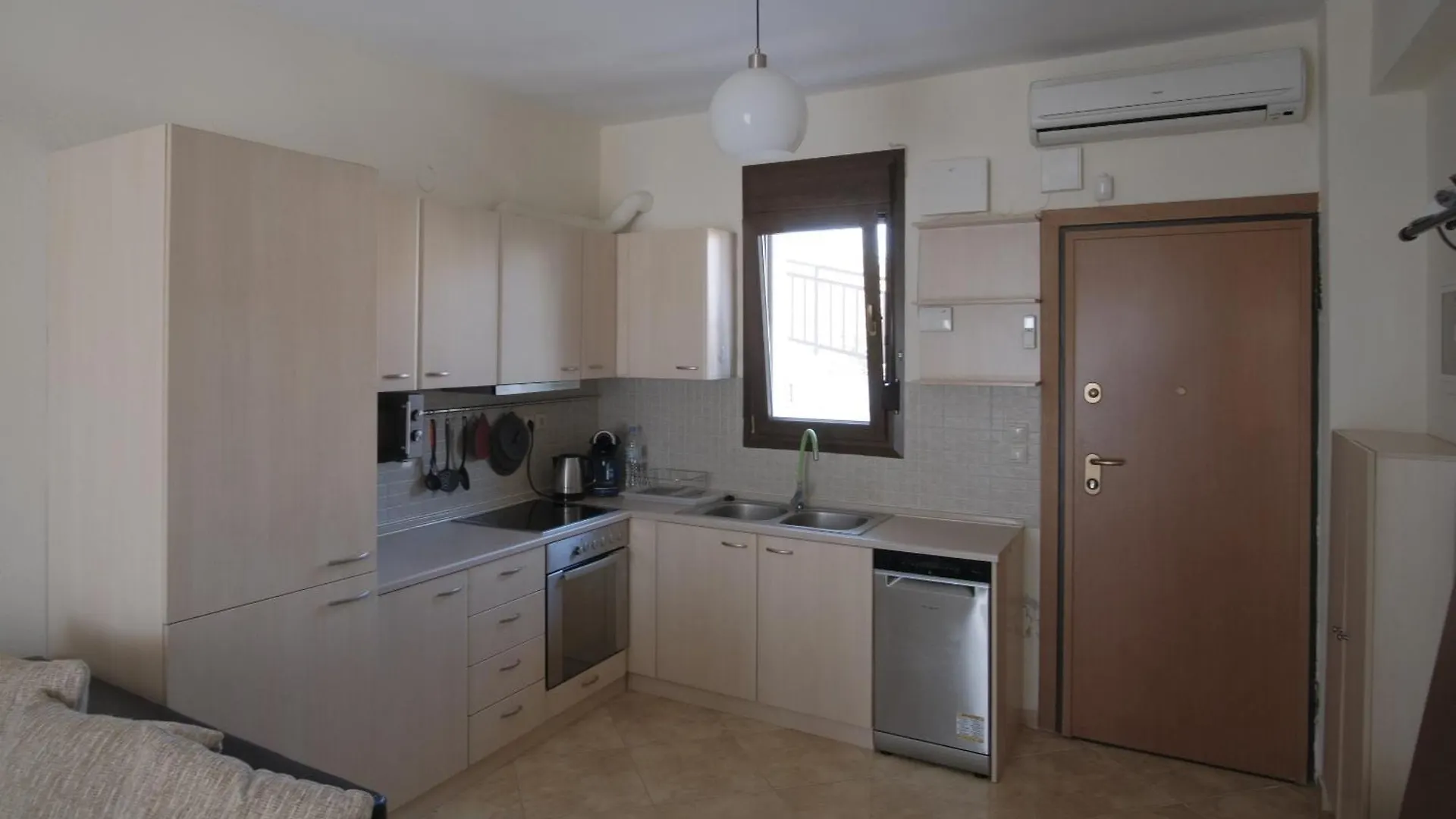 Kamelia Apartment نيكيتي